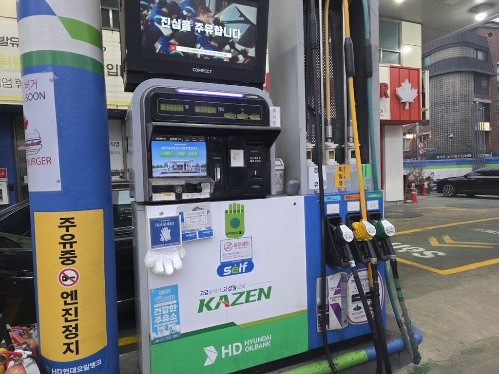 korean-gas-pump-card-reminder-sticker Safety ritual at a Self Service Gas Station Korea for foreign drivers