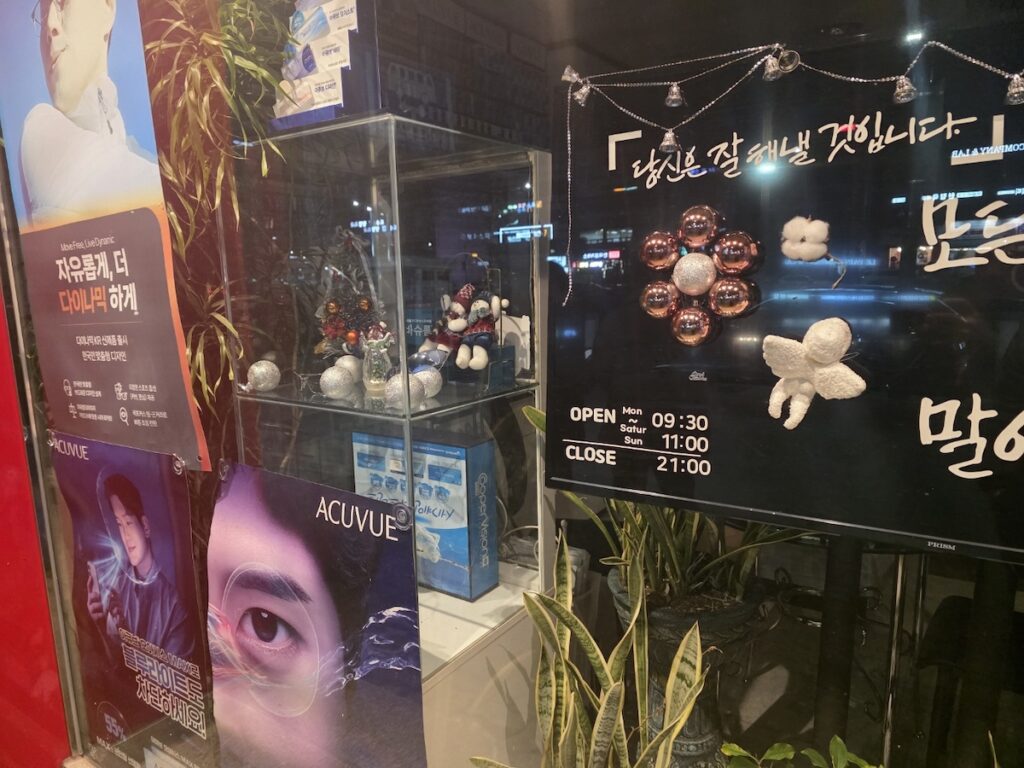 korean-glasses-showcase-display-trends Practical reasons why you should buy glasses in Korea