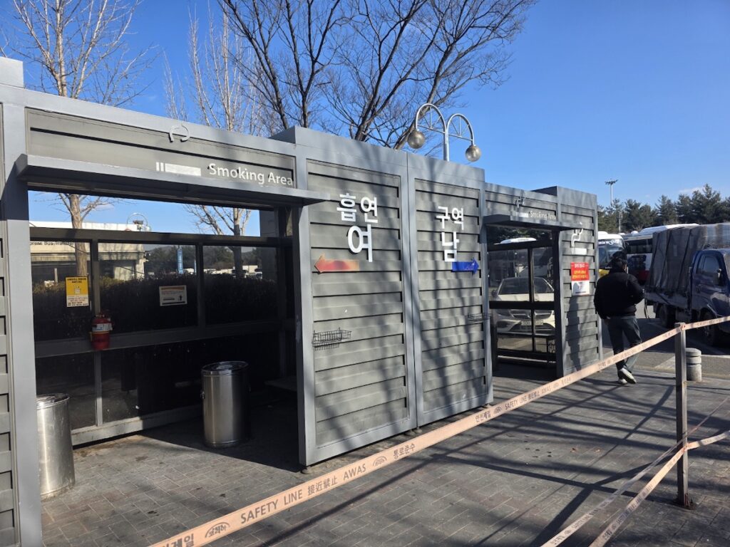 korean-highway-rest-area-smoking-zone A designated smoking area located at the edge of the building, as described in our Korean Highway Rest Area guide.