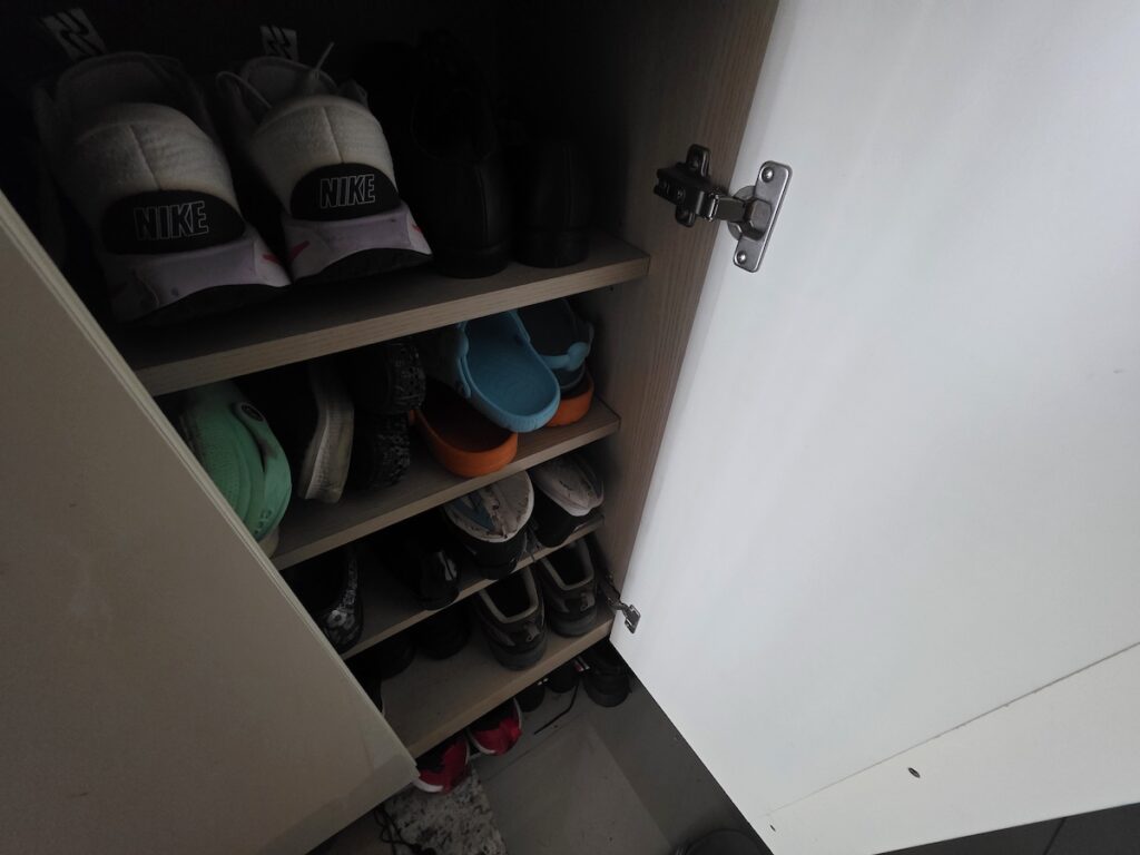 korean-home-shoe-storage-culture A Korean apartment shoe cabinet near the entrance, reflecting why Koreans don’t wear shoes indoors