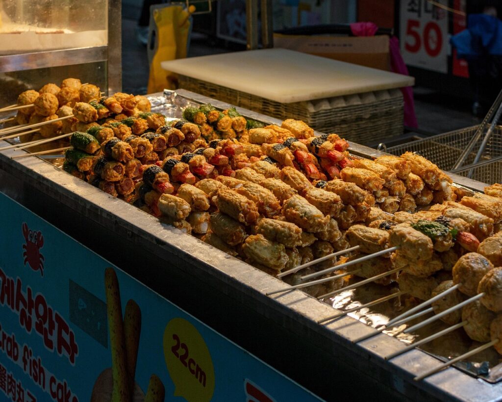 korean-winter-street-food-fish-cake-odeng Hot Korean fish cake skewers (odeng) served in steaming broth at a street food stall during winter.