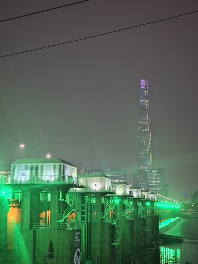 lotte-world-tower-night-view-jamsil-bridge The illuminated Lotte World Tower seen from Jamsil Bridge, showcasing Seoul's luxury landmark.