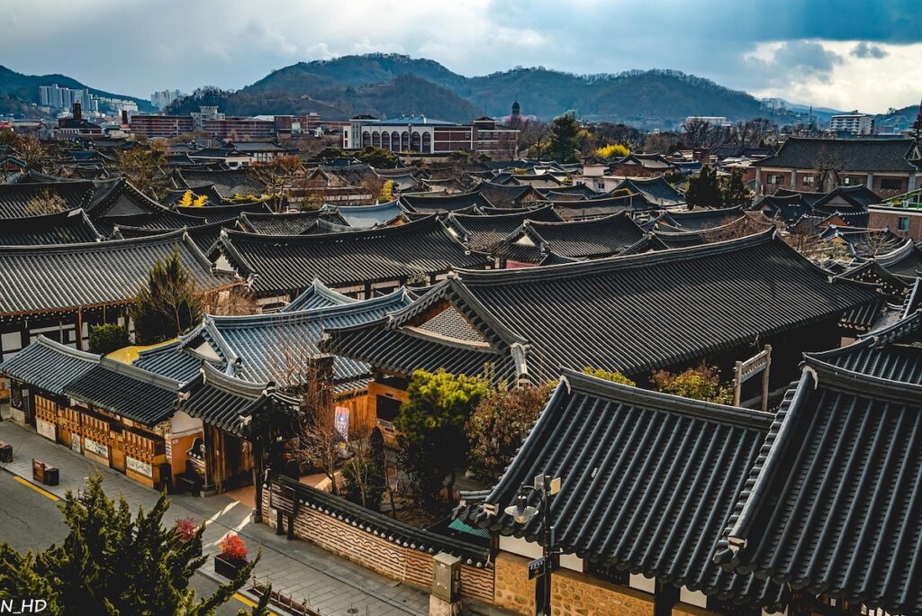 luxury-hanok-stay-seoul-5-star-experience A beautiful traditional Korean Hanok stay in Seoul, offering a premium experience comparable to 5 Star Hotels Seoul.