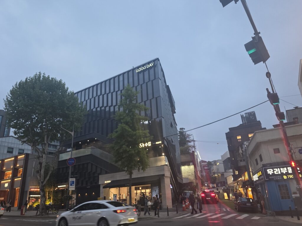 most-crowded-places-seoul-weekends-itaewon-2026-evening-street Itaewon street at evening in 2026 showing quieter atmosphere compared to most crowded places in Seoul on weekends after neighborhood changes