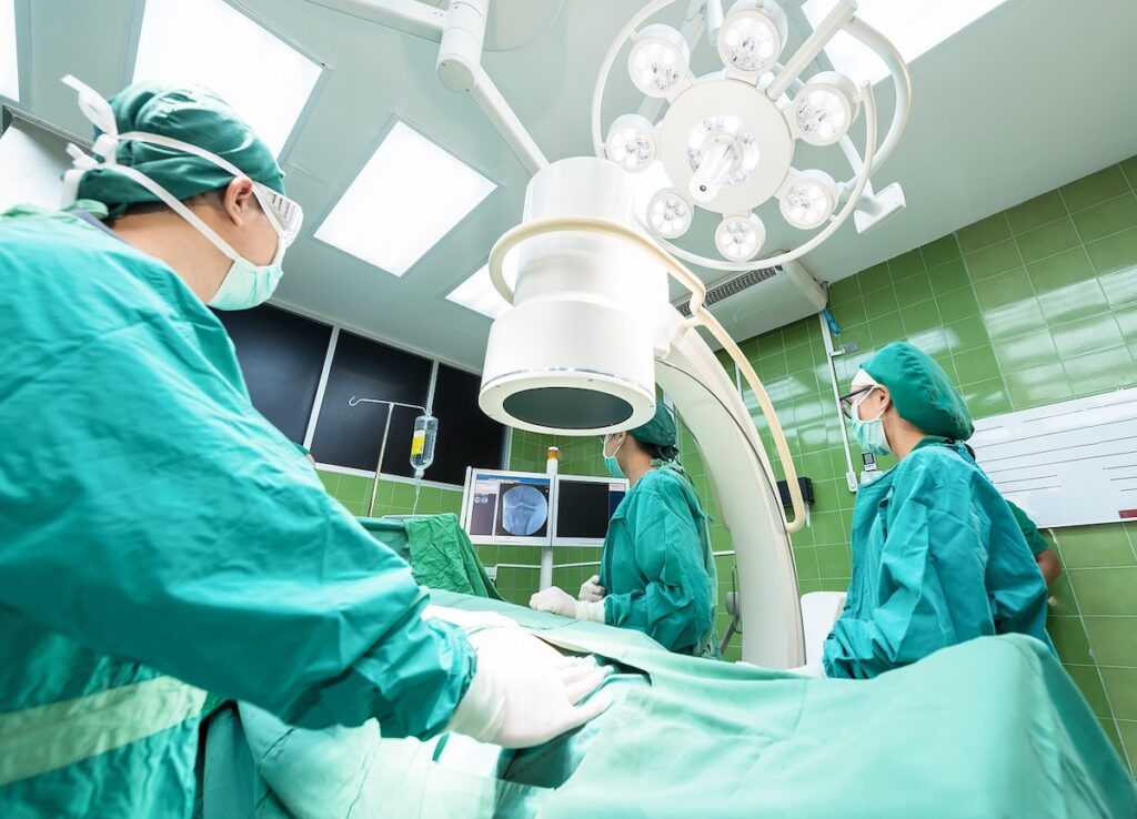 premium-medical-surgery-south-korea-national-health-insurance A high-tech operating room in a Korean hospital, representing the world-class medical standards available under the South Korea National Health Insurance.