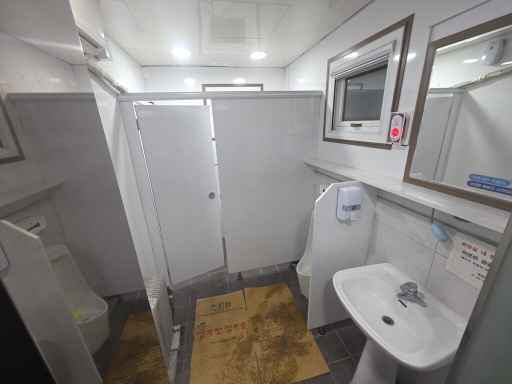 public-restroom-facilities-han-river Clean and well-lit public restroom facilities at Han River park for night runners.