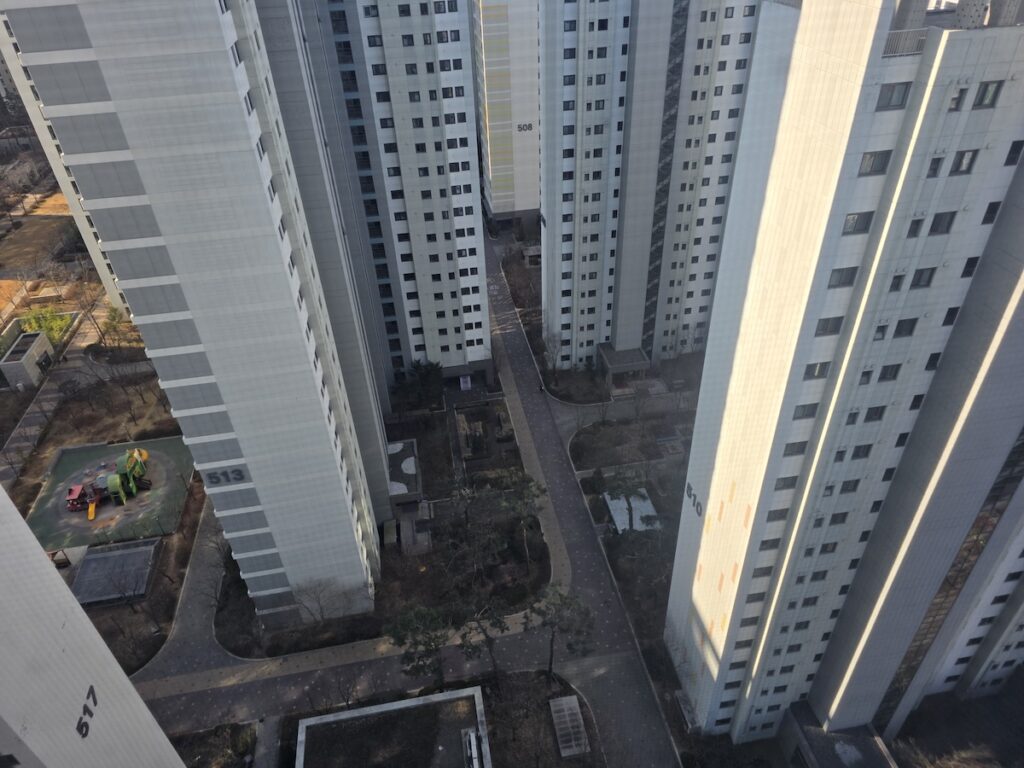 renting-an-apartment-in-seoul-high-rise-complex High-rise apartment complex showing what renting an apartment in Seoul can look like for foreign residents