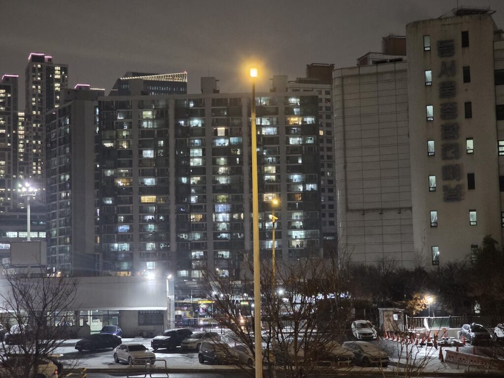 renting-an-apartment-in-seoul-night-view Seoul apartment buildings at night for a guide to renting an apartment in Seoul
