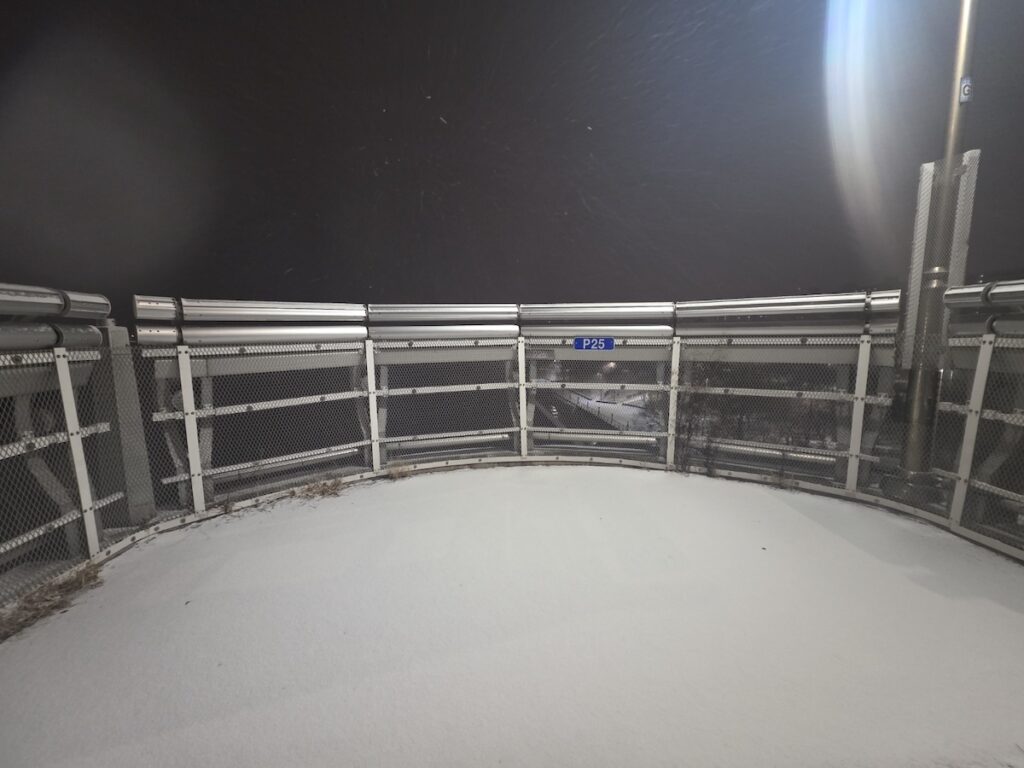 safety-fence-jamsil-bridge-suicide-prevention High safety fences installed on Jamsil Bridge as part of Seoul’s public safety and prevention system.