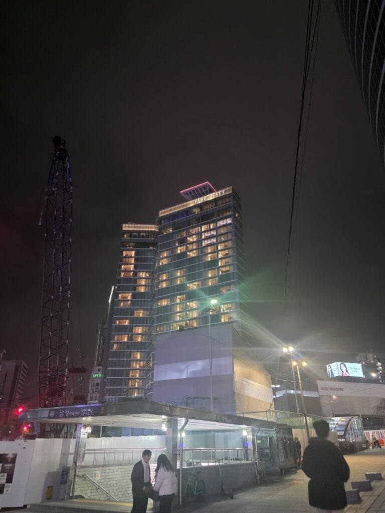 samseong-station-night-view-seoul-last-train The night view of Samseong Station entrance in Gangnam area, a busy hub where knowing the Seoul subway and bus last call is essential for travelers.