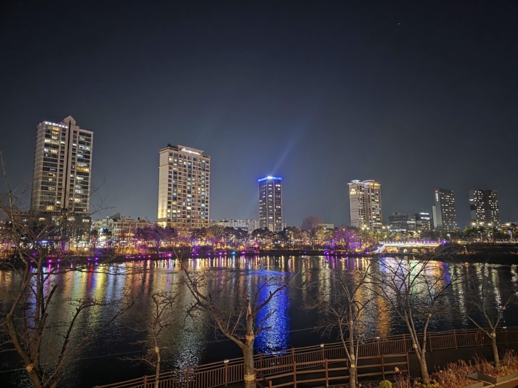seokchon-lake-night-ritual-bridge-lights-and-track A wide panoramic view of the Seokchon Lake running track, a premier location featured in our **Seoul Night Run Guide**.