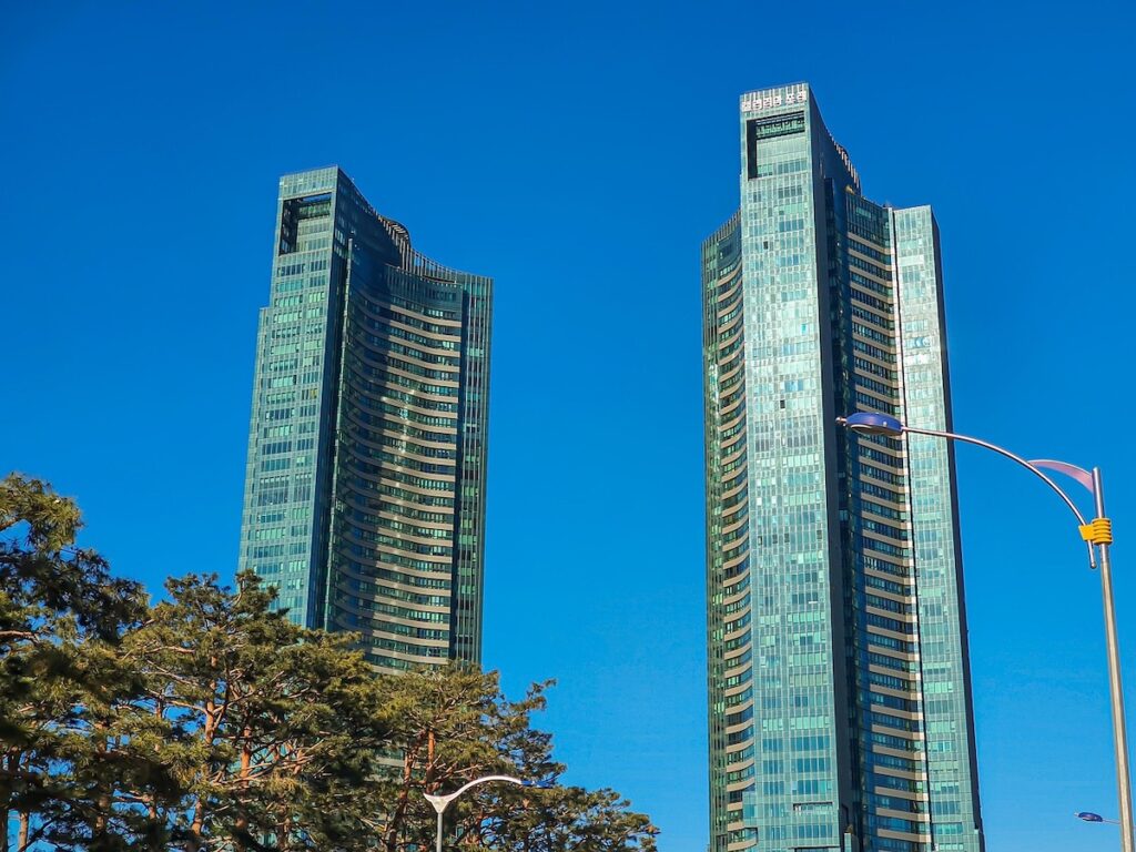 seoul-expensive-apartments-galleria-foret-seongsu The twin towers of Galleria Foret in Seongsu-dong, a landmark of Seoul Expensive Apartments housing top global stars.