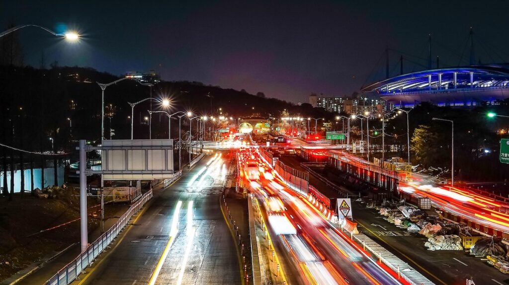 seoul-highway-midnight-bus-ritual Visually represents the flow of Red Buses and N-Buses toward satellite cities.