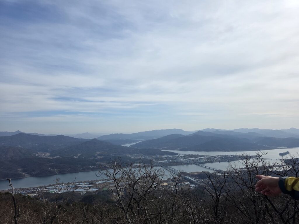 seoul-hiking-han-river-panoramic-view Panoramic view of the Han River and Seoul bridges from a granite peak, showing why Hiking in Seoul for Foreigners offers world-class scenery.