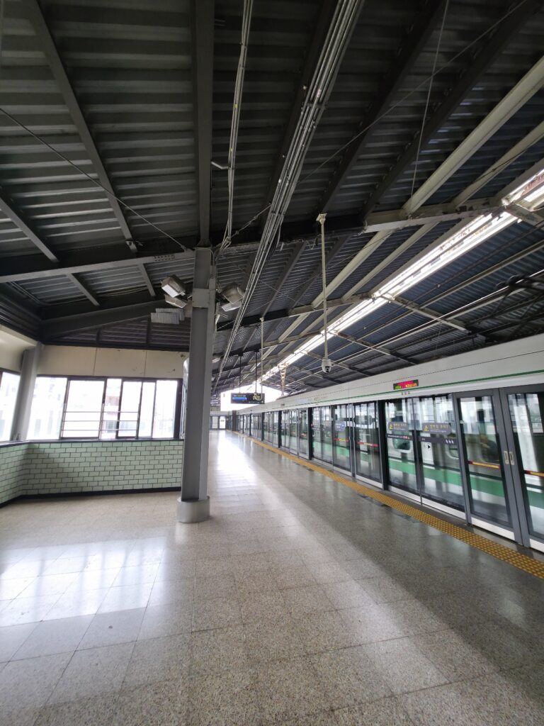 Guui Station on Seoul Subway Line 2, platform scene with station signage and screen doors.