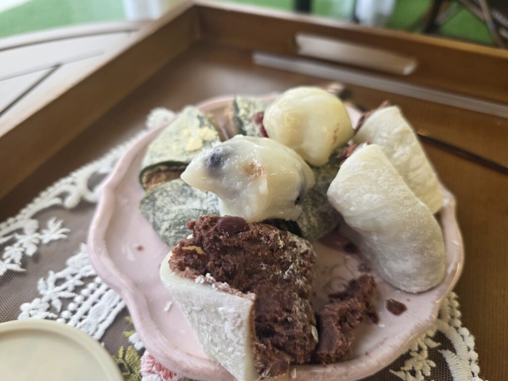 seoul-modern-tteok-cafe “Modern Seoul café serving tteok rice cakes with coffee and tea”