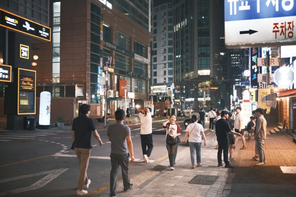 seoul-nightlife-shared-commute-ritual Korea Night Air - People gathering near the station for the shared night ritual.