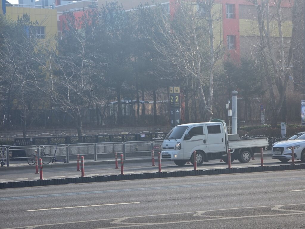 seoul-subway-exit-numbers-and-directions-songpa-exit-2 The street view of Songpa Station Exit 2, showing how Seoul Subway Exit Numbers and Directions integrate with the city's daily logistics and traffic.
