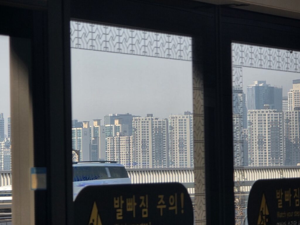seoul-subway-guide-safety-gap-tips A safety warning sign 'Watch your step' on the Seoul Subway Line 4 platform, showing the gap between the train and the station.