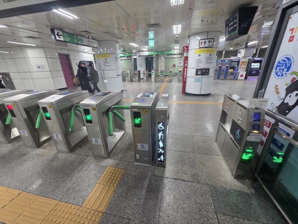 seoul-subway-priority-gate-for-toddlers The wide priority gate used for the Seoul subway child fare exemption for toddlers under six.