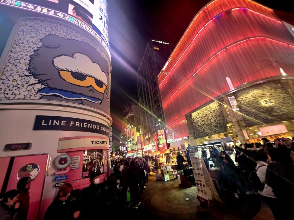 seoul survival guide showing a busy Seoul street where tourists need to understand local rules and everyday etiquette