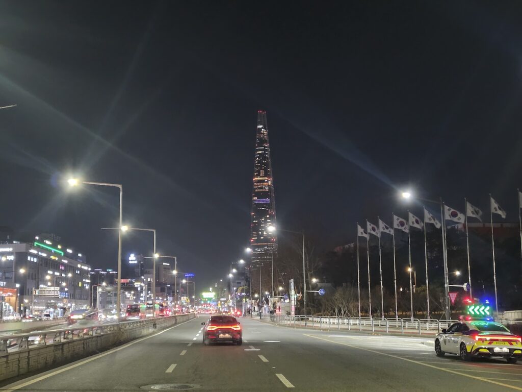 seoul-transportation-guide-night-road-traffic Night road traffic near Lotte World Tower for a Seoul transportation guide covering taxis, buses, and city travel