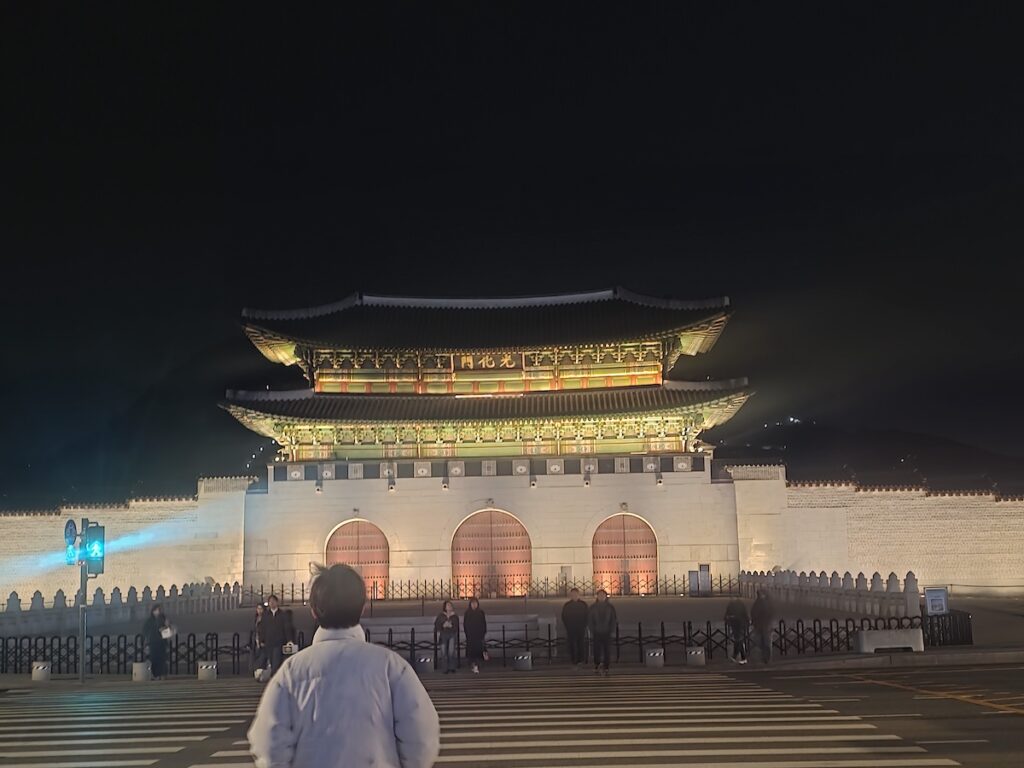 seoul-travel-mistakes-gwanghwamun-night-landmark Seoul travel mistakes image showing Gwanghwamun Gate at night as a famous Seoul landmark