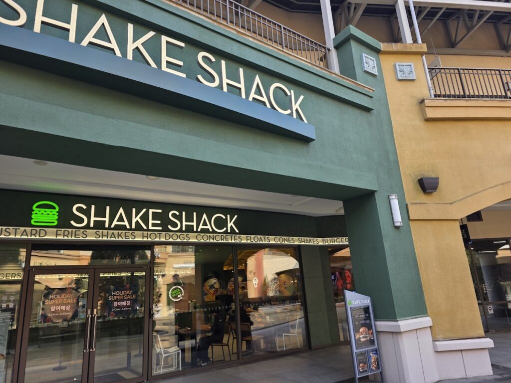 shake-shack-paju-premium-outlet The exterior of the Shake Shack restaurant at Shinsegae Simon Premium Outlets Paju, a popular sanctuary for a strategic meal during a shopping ritual.