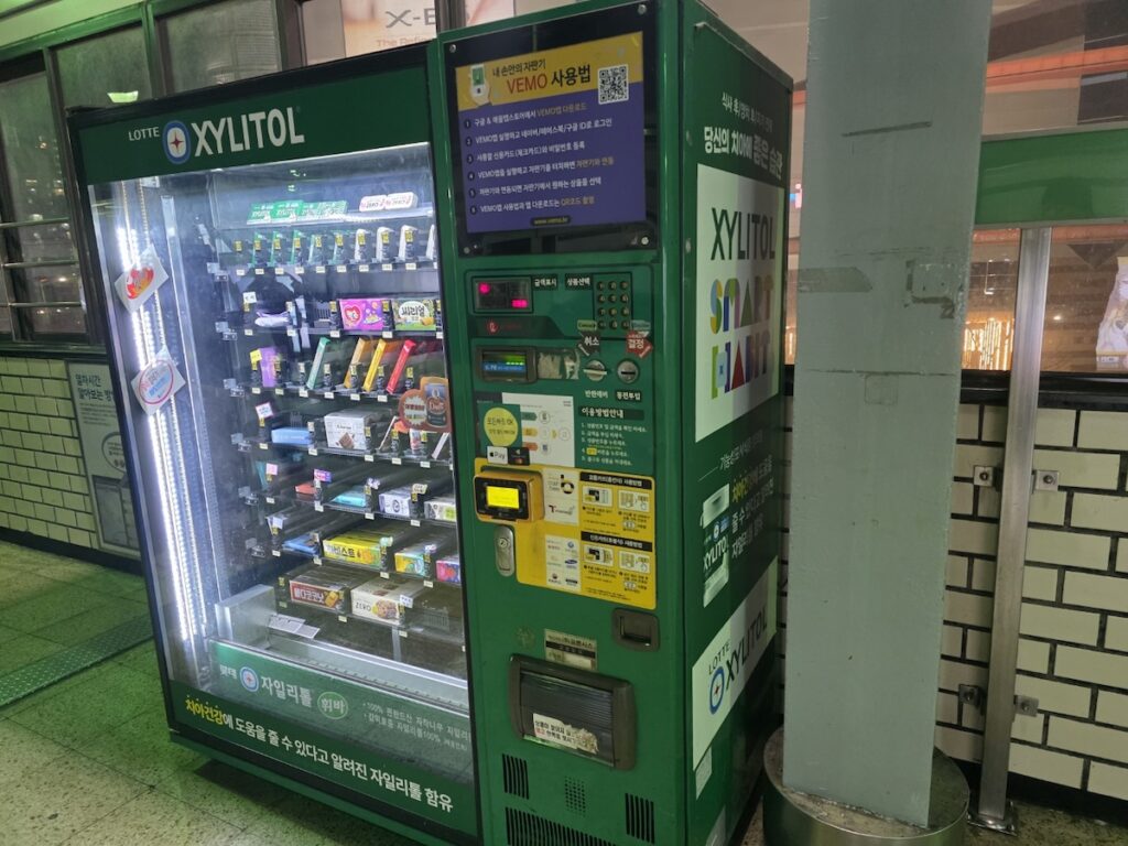 smart-vending-machine-seoul-subway A modern smart vending machine in the Seoul subway, illustrating the evolution of transit amenities.