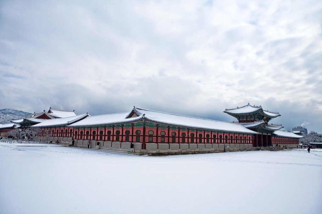 snowy-gyeongbokgung-palace-seoul-winter-tour A breathtaking view of Gyeongbokgung Palace covered in thick white snow, a must-visit destination for any South Korea winter travel guide.