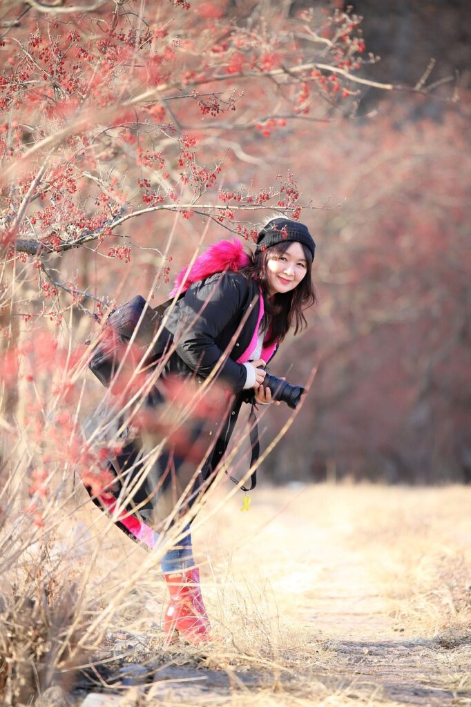 snowy-park-winter-outfit-korea A person dressed in a warm winter coat and beanie walking through a snowy park in Korea.