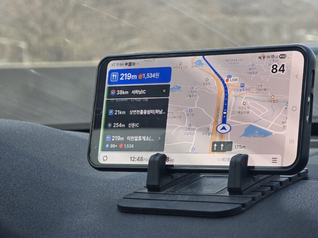 south-korea-highway-gas-station-prices-2026-navigation-app A smartphone dashboard displaying a navigation app (Tmap) with real-time South Korea Highway Gas Station Prices 2026 (1534) visible near Icheon Rest Area.