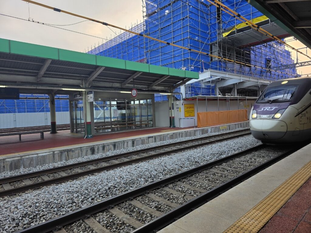 srt-train-approaching-jeonju-station-platform A high-speed SRT train pulling into Jeonju Station, framed against the backdrop of modern station construction.
