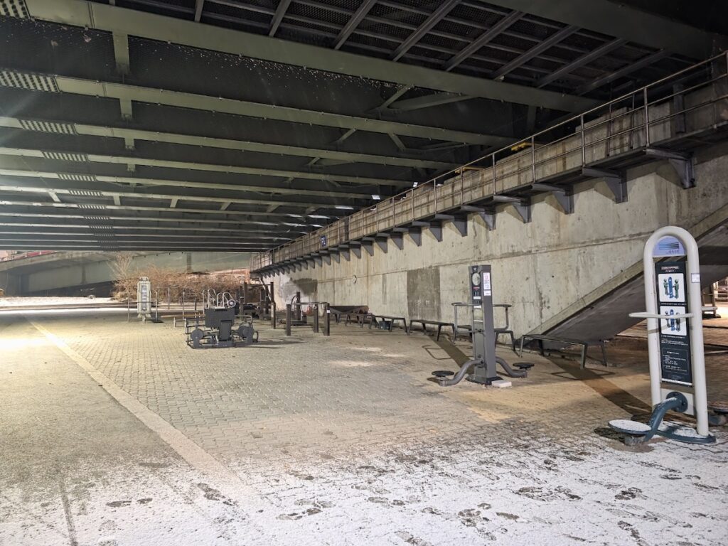 street-gym-equipment-han-river Outdoor fitness equipment and street gym facilities along the Han River bank