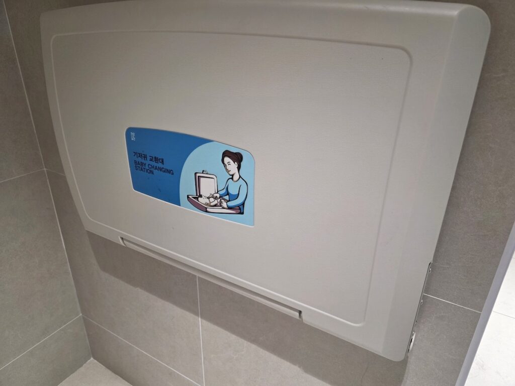 top-family-friendly-destinations-seoul-baby-changing-station A fold-down baby changing station inside a public restroom, showcasing the detailed infrastructure that supports Seoul's reputation among top family-friendly destinations.