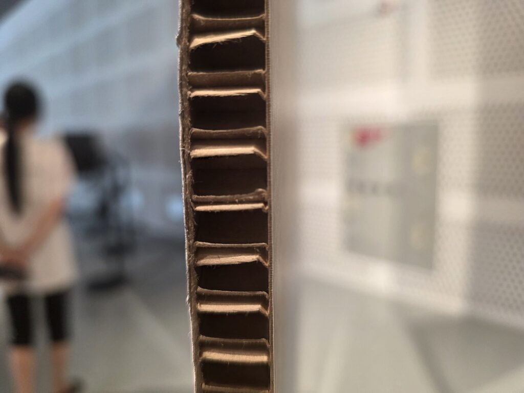 uk-korea-fashion-futures-ddp-honeycomb-board Recycled honeycomb board edge close-up at UK Korea Fashion Futures DDP exhibition