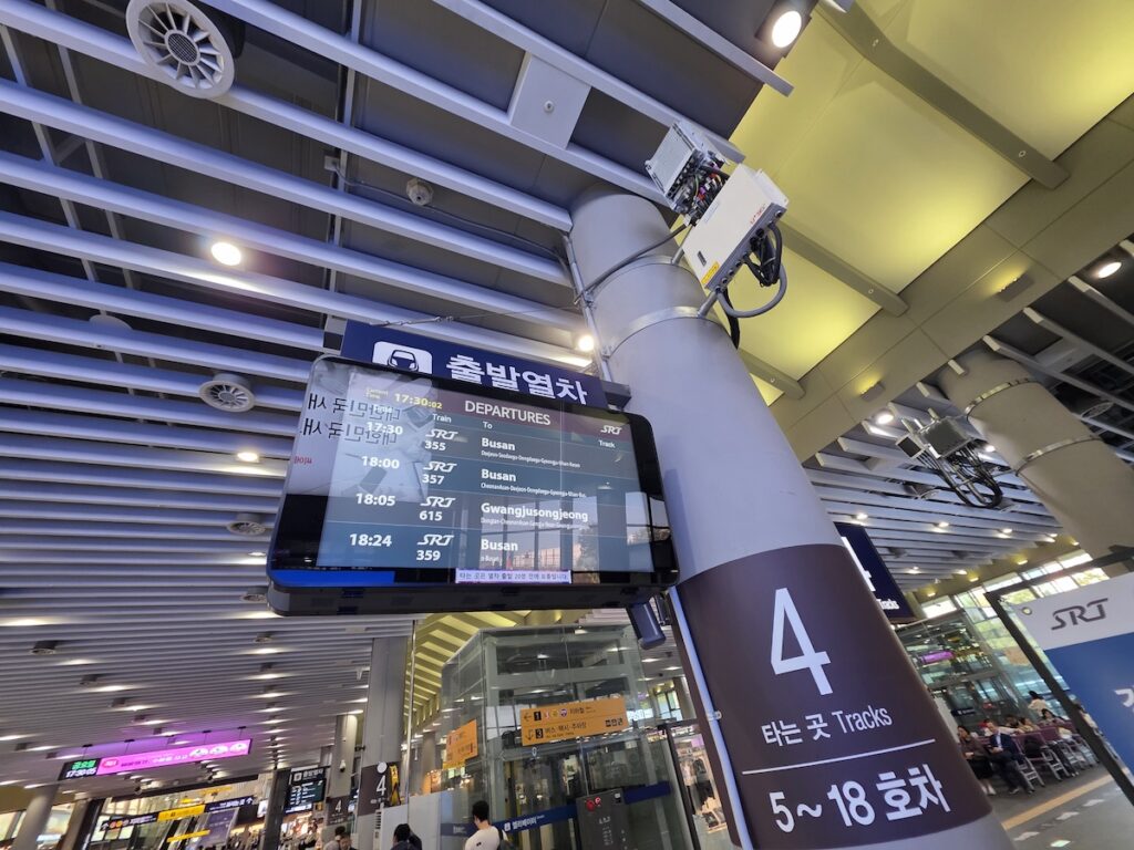 which-train-station-should-you-use-in-seoul-departure-board which train station should you use in Seoul shown through an SRT departure board with trains to Busan and Gwangju Songjeong