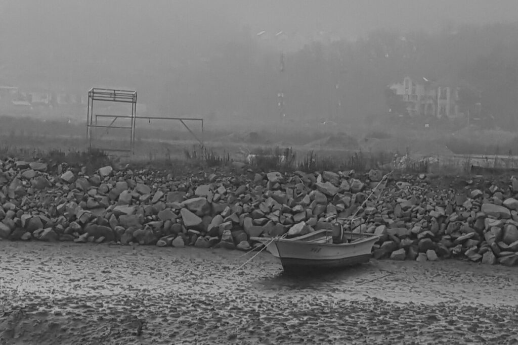 wooden-boat-on-ganghwa-getbol A lonely wooden boat sitting on the frozen Ganghwa Island Mudflat